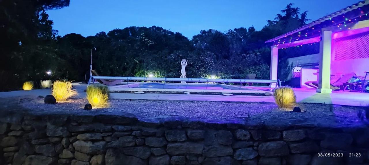 Offrez-Vous Un Sejour Dans Notre Gite A Entressen Une Grande Piscine Pour Se Rafraichir ,Un Espace De Jeux Pour Enfants Pour Des Heures De Divertissement Un Terrain De Petanque Pour Des Parties Endiablees Buitenkant foto